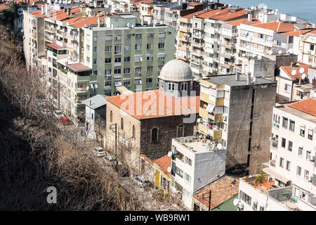 Izmir, Turquie - 2 mars, 2019. Vue sur Bet Israël synagogue à Izmir, avec les bâtiments voisins. Banque D'Images