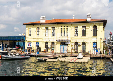 Izmir, Turquie - 2 mars, 2019. Construction de la jetée et le terminal de ferry Balcova Thermal Hotel de Izmir, Turquie, avec des bateaux et des gens. Banque D'Images