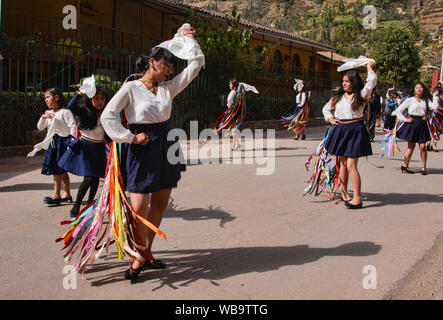 Danser dans les rues à la Virgen del Carmen Festival, tenu à Pisac et Paucartambo, Pérou Banque D'Images
