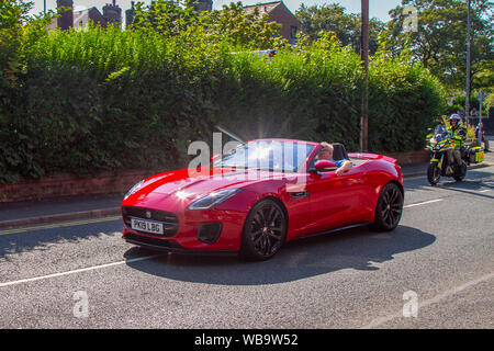 2019 Red Jaguar F-Type V6 R-Dynamic Auto 2995 cc roadster essence à l'événement Ormskirk MotorFest avec des super voitures, des classiques et des collectibles convertibles de luxe Banque D'Images