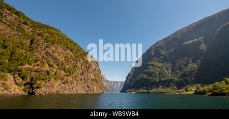 Nærøyfjord, Fjord, parois rocheuses, montagnes, ciel bleu, Styvi, Sogn og Fjordane, Norvège, Scandinavie, Europe, ni, Voyage, tourisme, destination, sightseei Banque D'Images