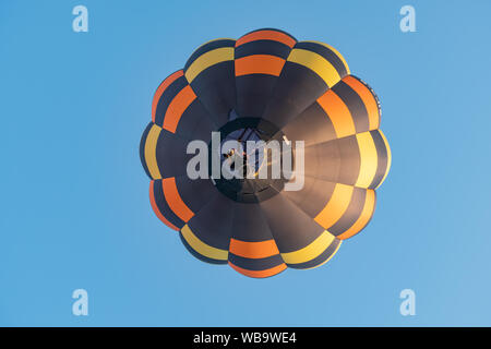 Strathaven, Ecosse, Royaume-Uni. Août 25, 2019. Une trémie ballon en vol à la Strathaven Montgolfières qui fête cette année son 20e anniversaire et est tenu à l'primé Strathaven Park.Le festival attire les pilotes et visiteurs de tous les coins de l'Europe avec plus de 25 000 spectateurs présents au cours de la fin de semaine. Credit : Skully/Alamy Live News Banque D'Images