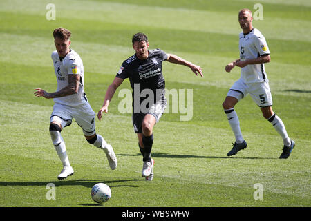 Swansea, Royaume-Uni. Août 25, 2019. Lukas Jutkiewicz La ville de Birmingham (au centre) et Joe Rodon de Swansea City (l) en action. Match de championnat Skybet EFL, Swansea City v Birmingham City au Liberty Stadium de Swansea, Pays de Galles du Sud le dimanche 25 août 2019. Cette image ne peut être utilisé qu'à des fins rédactionnelles. Usage éditorial uniquement, licence requise pour un usage commercial. Aucune utilisation de pari, de jeux ou d'un seul club/ligue/dvd publications. Photos par Andrew Andrew/Verger Verger la photographie de sport/Alamy live news Crédit : Andrew Orchard la photographie de sport/Alamy Live News Banque D'Images