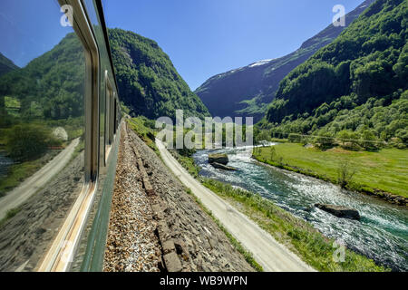 Voyager avec l'bahreise Flåmsbana, fer à repasser, vue depuis le Flåmsbana, Ryavegen, montagnes, forêts, prairies, ciel bleu, Flåm, Sogn og Fjordane, Norvège, Sc Banque D'Images