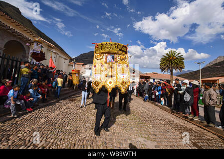 Danser dans les rues à la Virgen del Carmen Festival, tenu à Pisac et Paucartambo, Pérou Banque D'Images