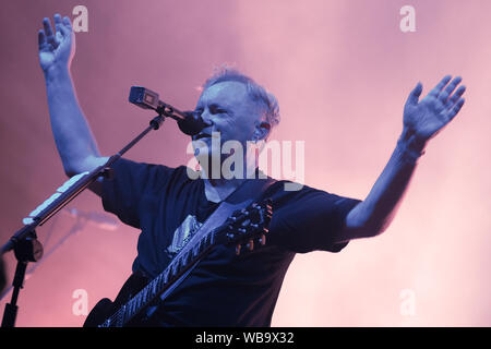 Portsmouth, Hampshire, Royaume-Uni. 25 août 2019. Chanteur et guitariste Bernard Sumner avec ordre nouveau spectacle sur la scène du Festival victorieux, Southsea, Portsmouth, Hampshire, Royaume-Uni/Fletcher-Park Crédit : Dawn Alamy Live News Banque D'Images