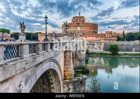 ROME - Le 18 novembre : par pont Sant'Angelo à Rome, Italie, le 18 novembre 2018. Castel Sant'Angelo, aka Mausolée d'Hadrien, a été utilisé Banque D'Images