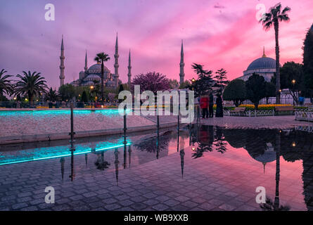 Mosquée bleue à Istanbul dans la nuit avec sa réflexion de l'eau de pluie Banque D'Images