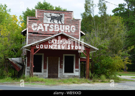 L'Catsburg Country Store se trouve abandonné à l'extérieur de Durham, NC. Le magasin a ouvert ses portes en 1920 et a siégé à l'abandon depuis la fin des années 1980. Banque D'Images