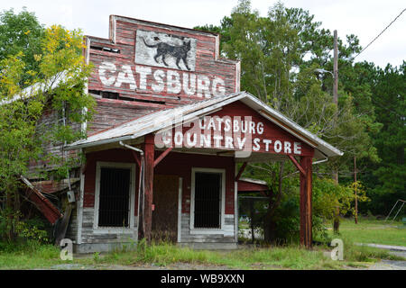 L'Catsburg Country Store se trouve abandonné à l'extérieur de Durham, NC. Le magasin a ouvert ses portes en 1920 et a siégé à l'abandon depuis la fin des années 1980. Banque D'Images