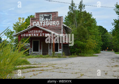 L'Catsburg Country Store se trouve abandonné à l'extérieur de Durham, NC. Le magasin a ouvert ses portes en 1920 et a siégé à l'abandon depuis la fin des années 1980. Banque D'Images