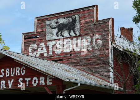 L'Catsburg Country Store se trouve abandonné à l'extérieur de Durham, NC. Le magasin a ouvert ses portes en 1920 et a siégé à l'abandon depuis la fin des années 1980. Banque D'Images