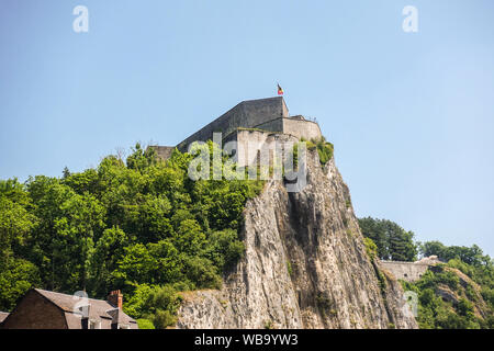 Dinant, Belgique - 26 juin 2019 : fish eye view de Citadelle avant haut avec drapeau belge sous ciel bleu et vert feuillage. Banque D'Images