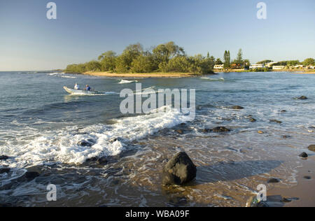 Les pêcheurs récréatifs, de partir à la mer en petit bateau à partir de la bouche de Palmers Creek. Burnett coast, Queensland, Australie Banque D'Images