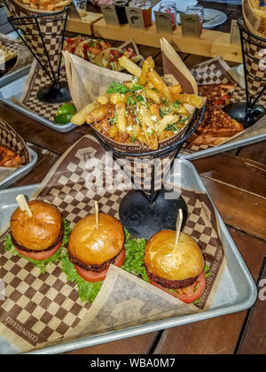 Sliders et frites de truffe plus Dégustation de bière au Twin Sisters Brewing Co. Il est situé dans une reconstitution d'un ware house sur le bord d'un Bellingham, WA, district industriel. L'alimentation, y compris la signature de leurs hamburgers et bière locale allant de la fraise (Zwickelbier uniques faits de vrai fraises) à leur Bellingham Green IAP. Banque D'Images