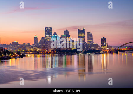 Pittsburgh à l'aube de l'extrémité ouest Bridge Banque D'Images