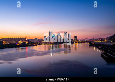 Pittsburgh à l'aube de l'extrémité ouest Bridge Banque D'Images