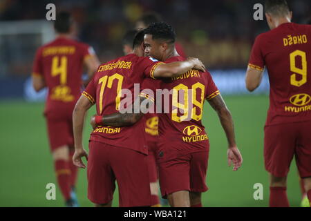 Rome, Italie. Août 26, 2019. Rome, Italie - 25 août 2019 : Cengiz sous (AS Roma) célèbre avec Justin Kluivert (AS Roma) (COMME LES ROMS) dans la série un match de football entre les Roms et Gênes FC, au Stade olympique de Rome. Agence Photo crédit : indépendante/Alamy Live News Banque D'Images