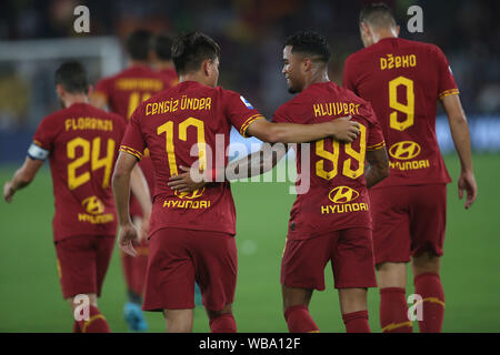 Rome, Italie. Août 26, 2019. Rome, Italie - 25 août 2019 : Cengiz sous (AS Roma) célèbre avec Justin Kluivert (AS Roma) (COMME LES ROMS) dans la série un match de football entre les Roms et Gênes FC, au Stade olympique de Rome. Agence Photo crédit : indépendante/Alamy Live News Banque D'Images