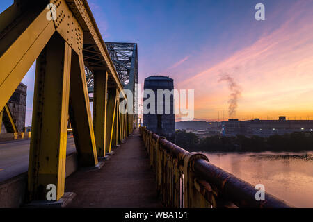 Pittsburgh à l'aube de l'extrémité ouest Bridge Banque D'Images