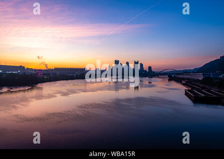 Pittsburgh à l'aube de l'extrémité ouest Bridge Banque D'Images