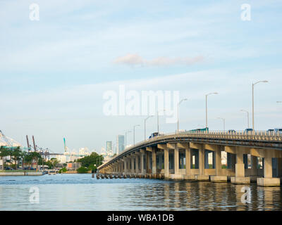 Macarthur Causeway Bridge dans South Beach, Biscayne Bay, Miami Banque D'Images