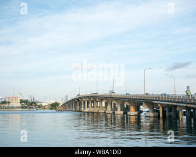 Macarthur Causeway Bridge dans South Beach, Biscayne Bay, Miami Banque D'Images