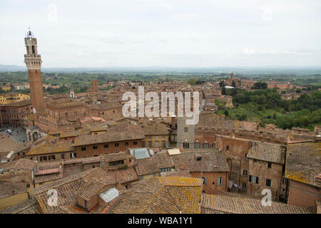 Vue aérienne de la ville toscane de paysage. Ville de Sienne, région de Toscane, en Italie.