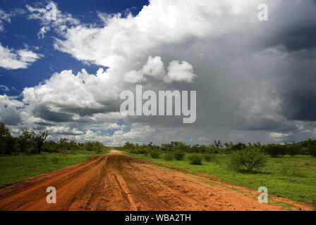 Les scellés sur route, avec approche d'orage. L'ouest du Queensland, Australie Banque D'Images