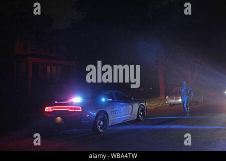 Véhicule d'opérations spéciales de la police de Detroit et officier dans la rue la nuit, Detroit, Michigan, USA Banque D'Images