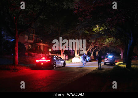 Véhicule d'opérations spéciales de la police de Detroit et officier dans la rue la nuit, Detroit, Michigan, USA Banque D'Images