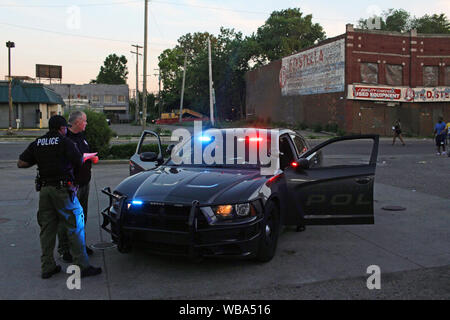 Opérations spéciales Detroit policiers parler par leur voiture, Detroit, Michigan, USA Banque D'Images