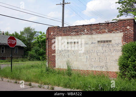Piste grafitti pulvérisé sur un mur à Detroit, Michigan, USA Banque D'Images