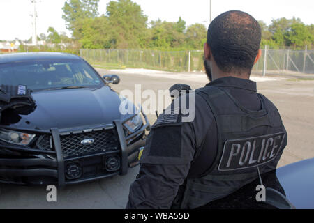 Opérations spéciales Detroit agent de police s'en tient à sa voiture, Detroit, Michigan, USA Banque D'Images