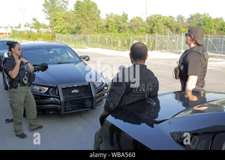 Opérations spéciales Detroit policiers parler par leurs voitures, Detroit, Michigan, USA Banque D'Images