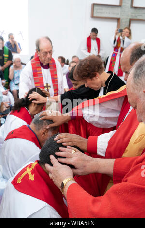 Imposition des mains traditionnelle bénédiction au cours de cérémonie d'ordination de séminaristes luthérienne et les évêques à l'Église luthérienne de la résurrection à San Salvador, El Salvador. Banque D'Images