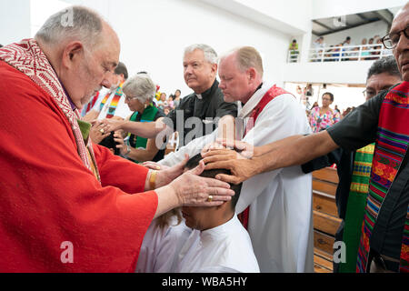 Imposition des mains traditionnelle bénédiction au cours de cérémonie d'ordination de séminaristes luthérienne et les évêques à l'Église luthérienne de la résurrection à San Salvador, El Salvador. Banque D'Images