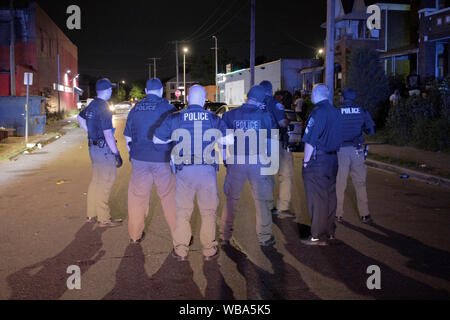 Groupe d'officiers de police de Detroit Special Ops stand dans une rue, essayant de l'effacer de personnes, Detroit, Michigan, USA Banque D'Images