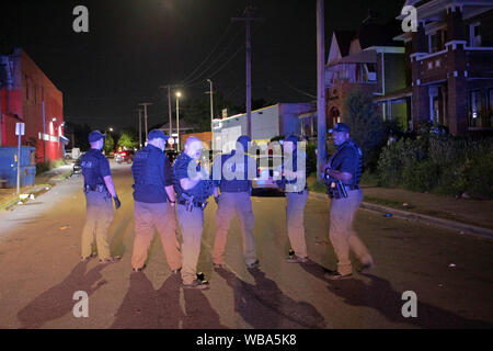 Groupe d'officiers de police de Detroit Special Ops stand dans une rue, essayant de l'effacer de personnes, Detroit, Michigan, USA Banque D'Images