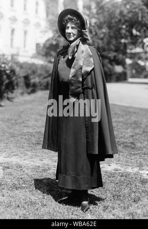 Cory Evangeline Booth (1865-1950), fille du fondateur de l'Armée du Salut, le général William et Catherine Booth, à la Maison Blanche, à Washington, D.C. Entre 1921 et 1923. Evangeline est devenue la première femme général de l'Armée du Salut en 1934. Banque D'Images