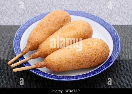 Les chiens de maïs sur une assiette. Cette nourriture est appelé American Dog dans tout le Japon. Banque D'Images