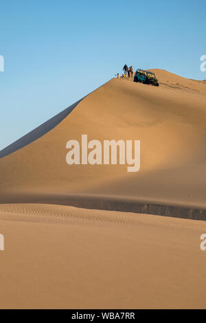 Buggy dune avec les touristes, été à Huacachina désert oasis, ICA, Pérou Banque D'Images