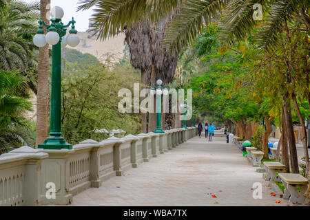 Promenade dans l'oasis du désert Huacachina, Ica, Pérou Banque D'Images