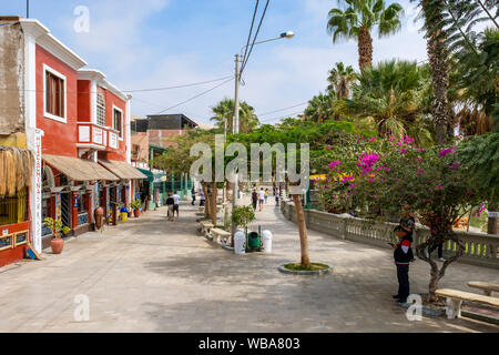 Promenade dans l'oasis du désert Huacachina, Ica, Pérou Banque D'Images