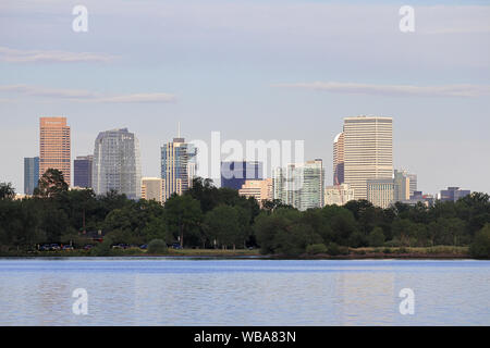 Le centre-ville de Denver, Colorado, à Sloan Lac au coucher du soleil Banque D'Images