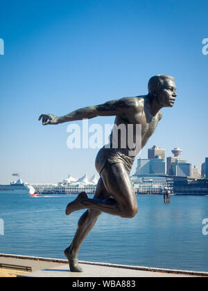 Une sculpture de l'Association canadienne d'athlétisme Harry Jerome star dans le parc Stanley à Vancouver skyline. Vancouver, Colombie-Britannique, Canada Banque D'Images