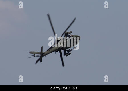 Groupe de travail de l'armée américaine requin tigre, l'unité d'aviation pour l'Armée US Task Force manœuvres un hélicoptère Apache de lévriers dans le cadre d'un exercice de tir réel conjointe entre l'US Army et TNI- annonce l'aviation. La mission conjointe a présenté les hélicoptères Apache à partir de deux armées de manœuvre et l'élimination des cibles avec des balles réelles, y compris des armes à feu de 30 mm rondes, 2 missiles Hellfire et 2,75 pouces rockets. L'exercice de tir réel était une partie de Garuda Shield 19. Garuda Shield est un exercice militaire annuel bilatéral, parrainé par l'armée américaine et du Pacifique a accueilli chaque année par Tentara Nasional Indonesia. Cette année marque le thi Banque D'Images