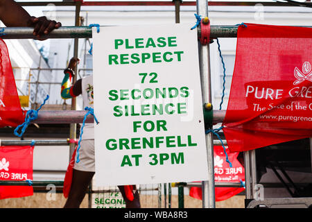 Londres, Royaume-Uni. Août 25, 2019. Un signe sur un char de carnaval, demande instamment à la mémoire des 2017 Tour de Grenfell, catastrophe incendie pendant le jour de l'ouverture de la 2019 Notting Hill Carnival.Jusqu'à un million de personnes sont attendues à pack les rues de Notting Hill et les environs au cours de l'événement de deux jours. La célébration annuelle de la culture afro-antillaise a lieu chaque week-end férié d'août. Credit : SOPA/Alamy Images Limited Live News Banque D'Images