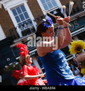 Londres, Royaume-Uni. Août 25, 2019. Les membres de la bande le long de la danse, 2 Route, pendant le jour de l'ouverture de la 2019 Notting Hill Carnival.Jusqu'à un million de personnes sont attendues à pack les rues de Notting Hill et les environs au cours de l'événement de deux jours. La célébration annuelle de la culture afro-antillaise a lieu chaque week-end férié d'août. Credit : SOPA/Alamy Images Limited Live News Banque D'Images