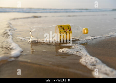 Durban, Afrique du Sud, la pollution plastique bouteille PET mono-marque, échoués sur la plage, l'emballage alimentaire, objet, portrait, paysage Banque D'Images